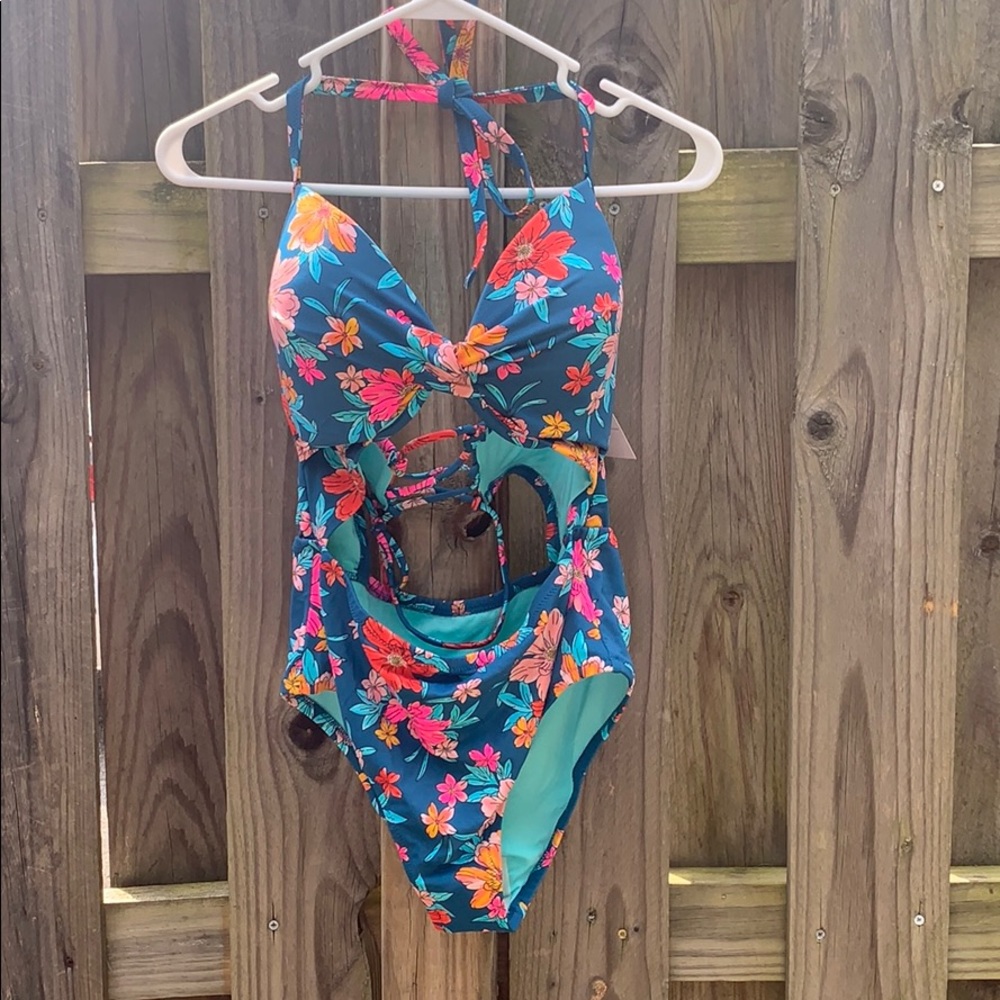 Bathing Suit - Picture 4 of 11